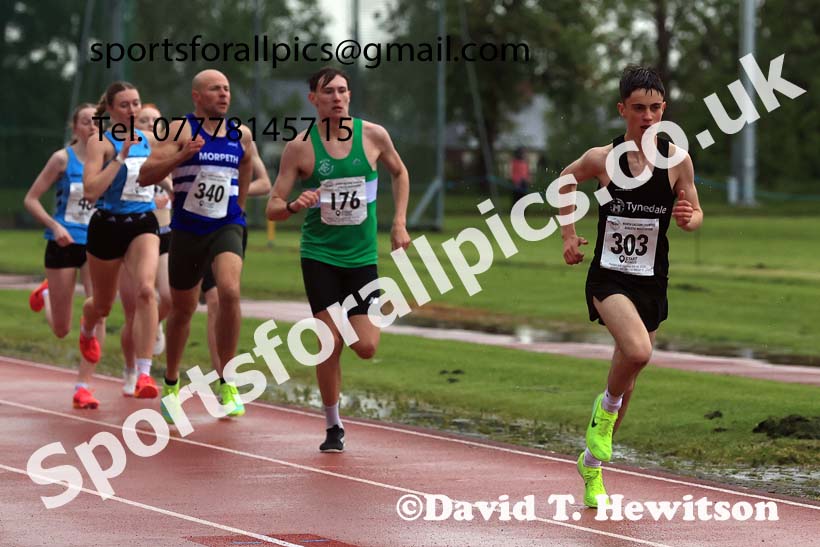 The Jimmy Hedley 800 metres on a very wet Wednesday evening, May 29th, NEGP 2, Monkton Stadium.  Photo: David T. Hewitson/Sports for All Pics